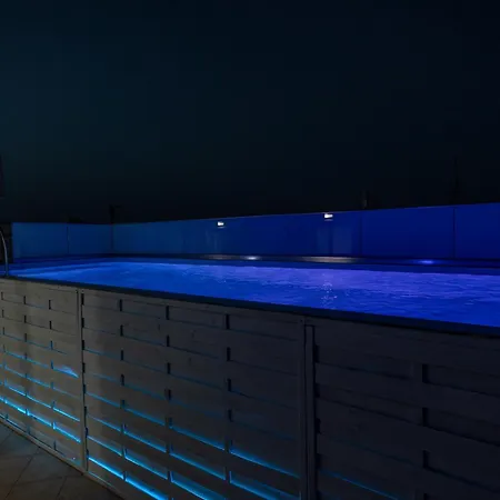 With Heated Rooftop Pool Apartment *