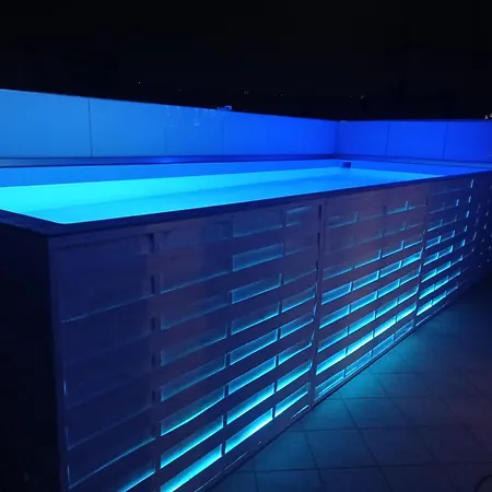 With Heated Rooftop Pool 干尼亞